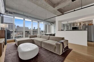 700 W Van Buren St in Chicago, IL - Building Photo - Building Photo