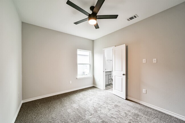 16613 E Lynbrook in Montgomery, TX - Building Photo - Building Photo