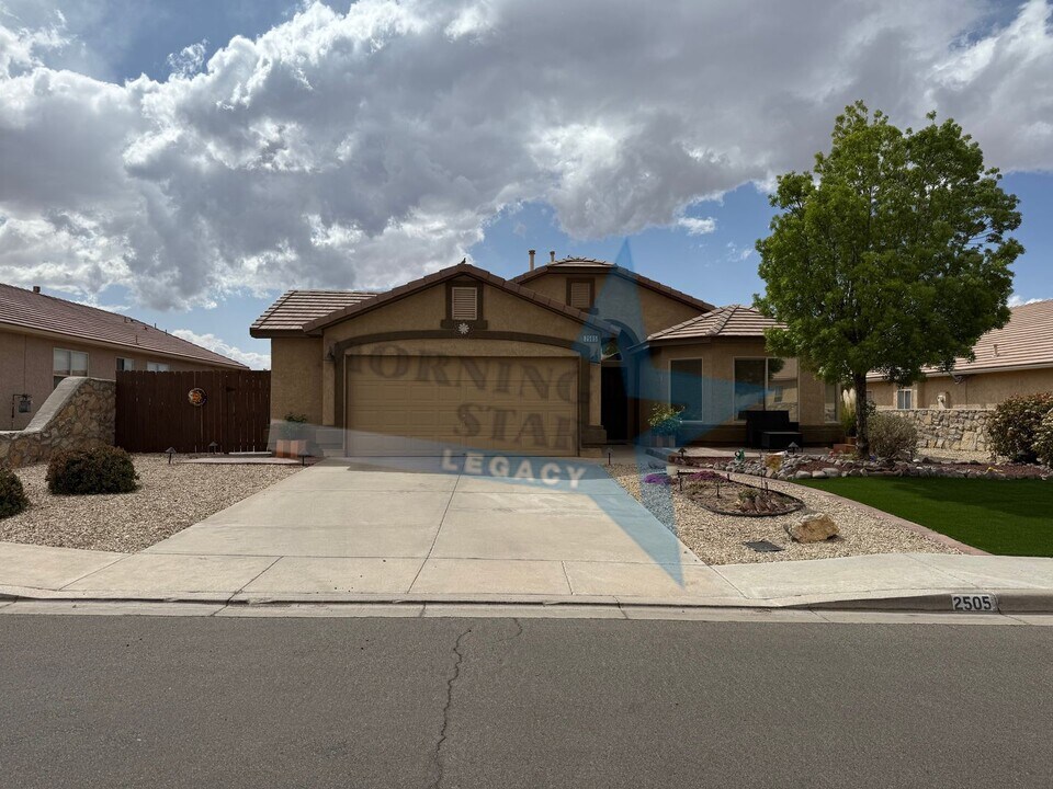 2505 Silver Sage Dr in Las Cruces, NM - Building Photo