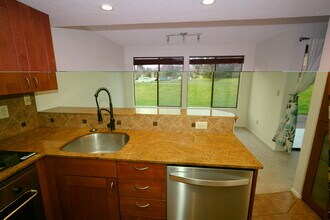 11104 NE 68th St, Unit A104 in Kirkland, WA - Building Photo - Building Photo