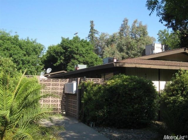 421 Sycamore Ave in Modesto, CA - Foto de edificio - Building Photo