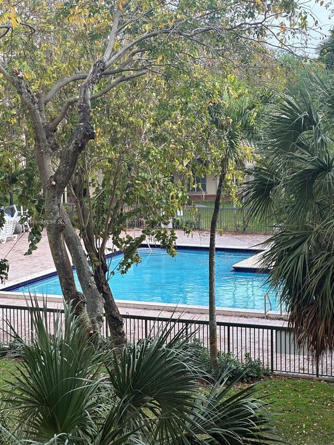 8180 Geneva Ct, Unit 323 in Doral, FL - Building Photo - Building Photo