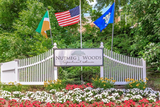 Nutmeg Woods in New London, CT - Foto de edificio - Building Photo