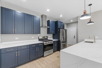 7428 N Rogers Ave in Chicago, IL - Foto de edificio - Building Photo