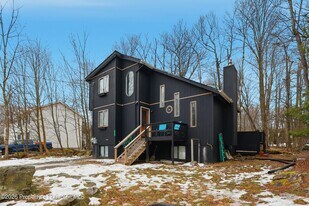 1379 Winding Way in Tobyhanna, PA - Building Photo