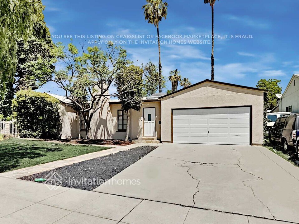 14205 Haynes St in Los Angeles, CA - Building Photo