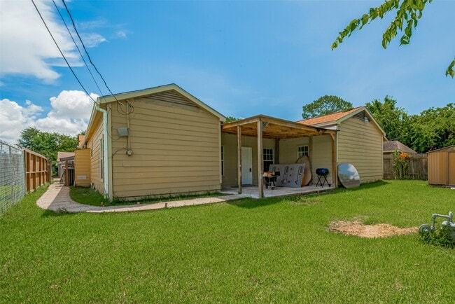 1907 Kentucky St in Baytown, TX - Building Photo - Building Photo