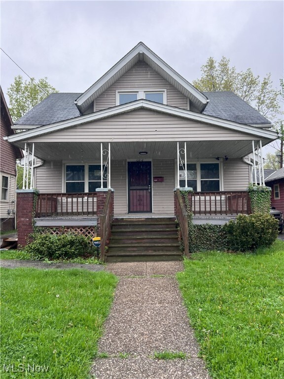 property at 12818 Beachwood Ave