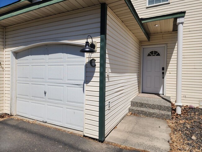 1416 S Skyline Dr in Moses Lake, WA - Foto de edificio - Building Photo
