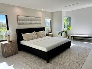 201 Bedford Dr in Beverly Hills, CA - Building Photo - Building Photo