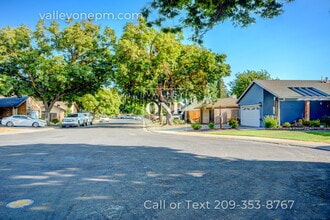 2717 Palomino Ln in Modesto, CA - Building Photo - Building Photo