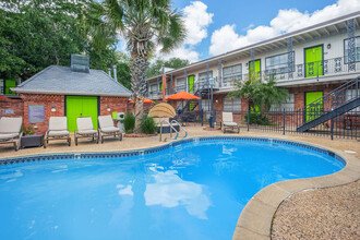 Chateau Lake Terrace in New Orleans, LA - Building Photo - Building Photo