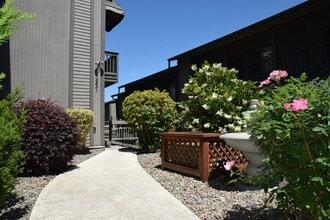 2405 NW Irving St, Unit 2431-13 in Portland, OR - Foto de edificio - Building Photo