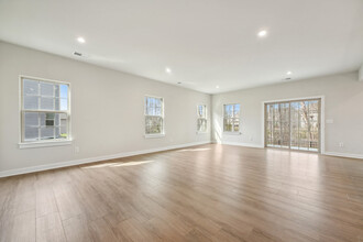 300 Hemlock Ct in Wake Forest, NC - Foto de edificio - Building Photo