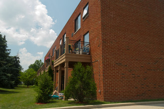 La Follette Park in Milwaukee, WI - Building Photo - Building Photo