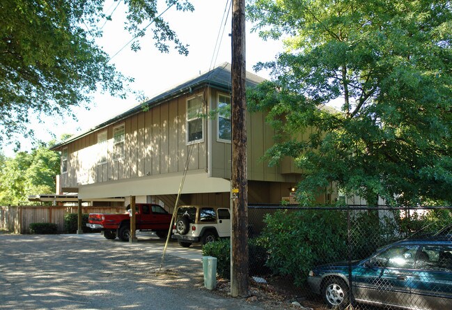 1468 Orchard Aly in Eugene, OR - Foto de edificio - Building Photo