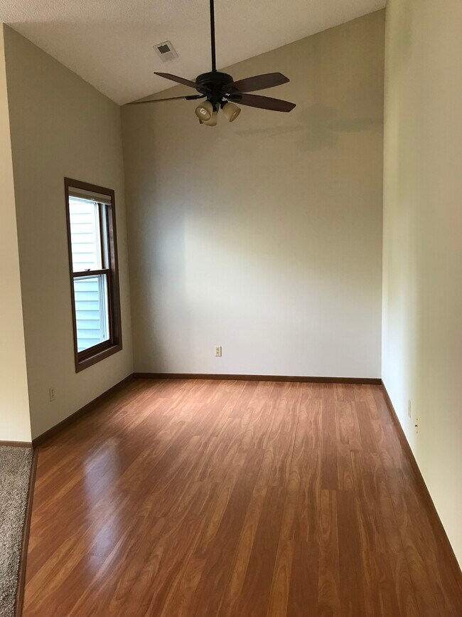 1389 Berry Ridge Rd, Unit 303 in Eagan, MN - Building Photo - Building Photo