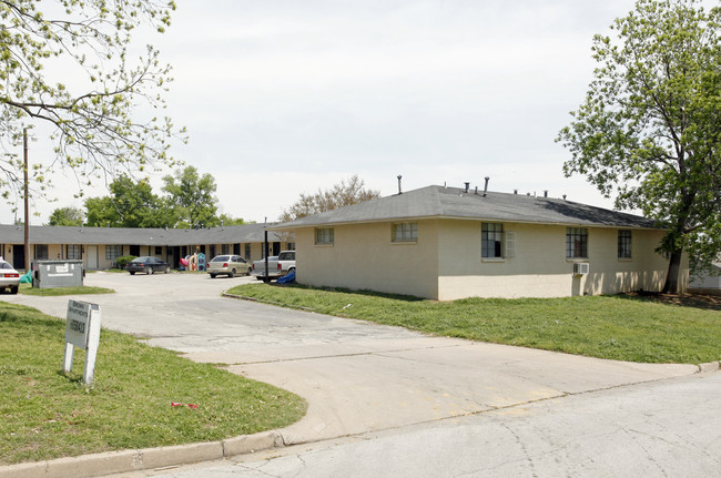 Brown Apartments in Tulsa, OK - Building Photo - Building Photo