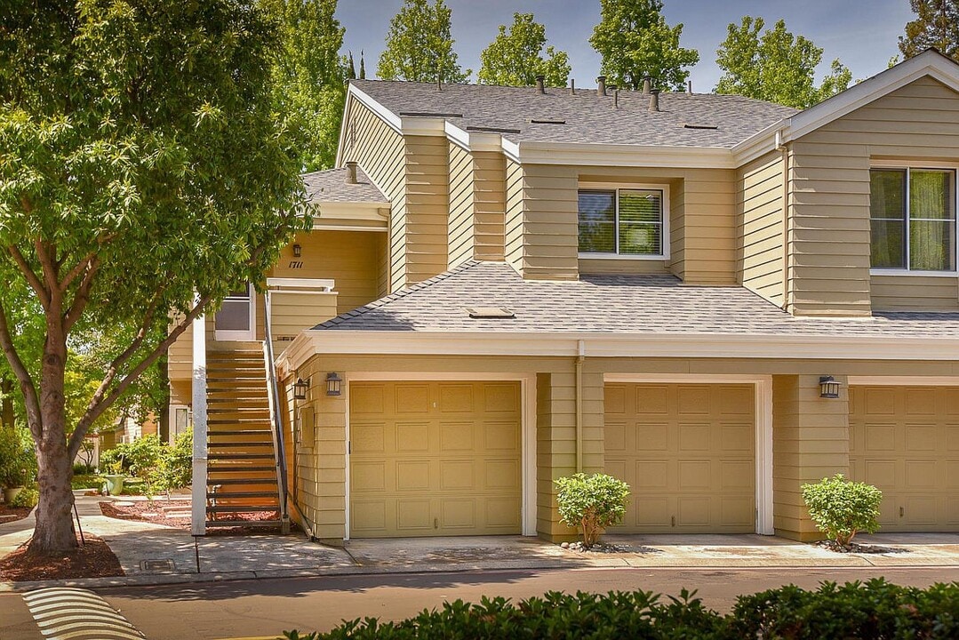 1711 Parkview Green Cir in San Jose, CA - Foto de edificio