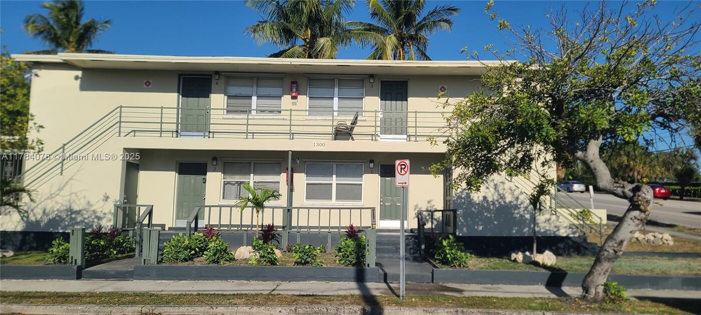 1300 Douglass Ave in West Palm Beach, FL - Foto de edificio