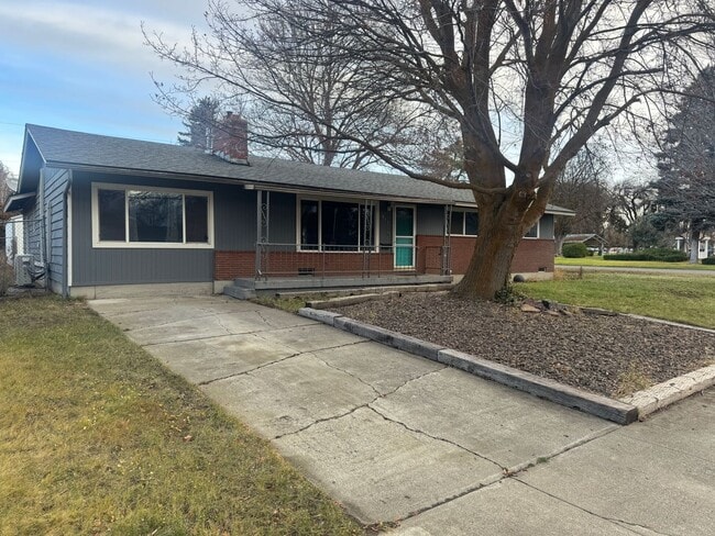 property at 913 Seattle Ave