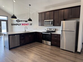 561 W Crystal St in Ames, IA - Building Photo - Building Photo