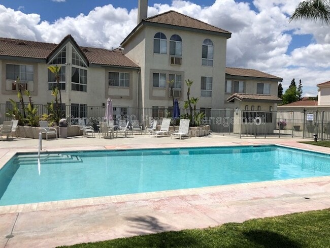 15000 Downey Ave in Paramount, CA - Foto de edificio - Building Photo