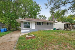 120 Mc Alpine Dr in St. Louis, MO - Building Photo