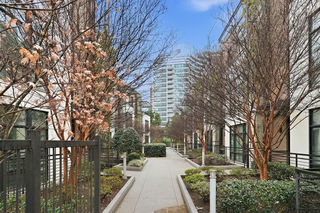 721 Longleaf Dr NE in Atlanta, GA - Foto de edificio - Building Photo