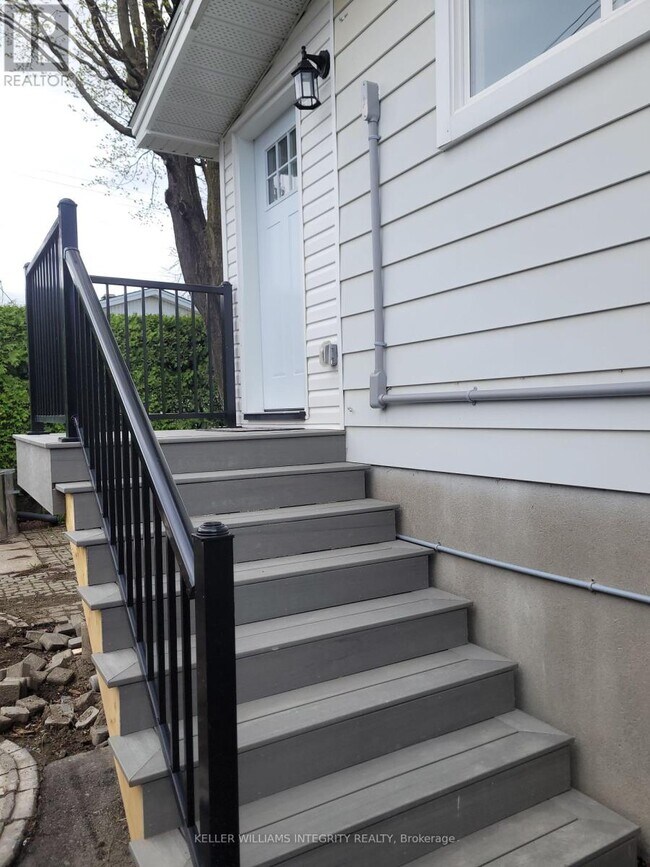 1056 Harkness Ave in Ottawa, ON - Building Photo - Building Photo