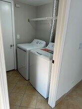 6 Lansbury Ct in Lake In The Hills, IL - Foto de edificio - Building Photo