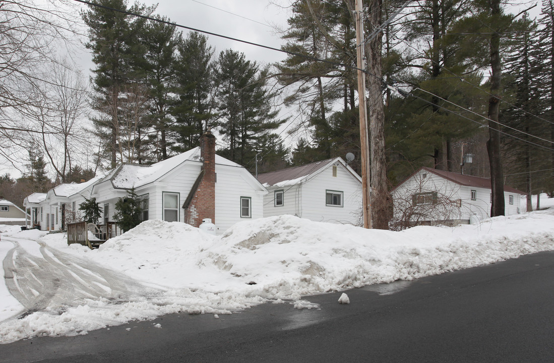 153 Cooper St in Lake George, NY - Foto de edificio