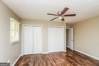 2774 Whisper Ct in Douglasville, GA - Foto de edificio - Building Photo