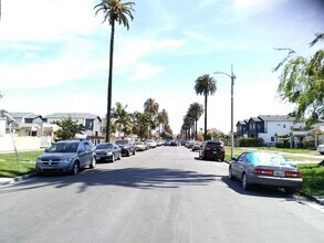 4057 S Raymond Ave in Los Angeles, CA - Foto de edificio - Building Photo