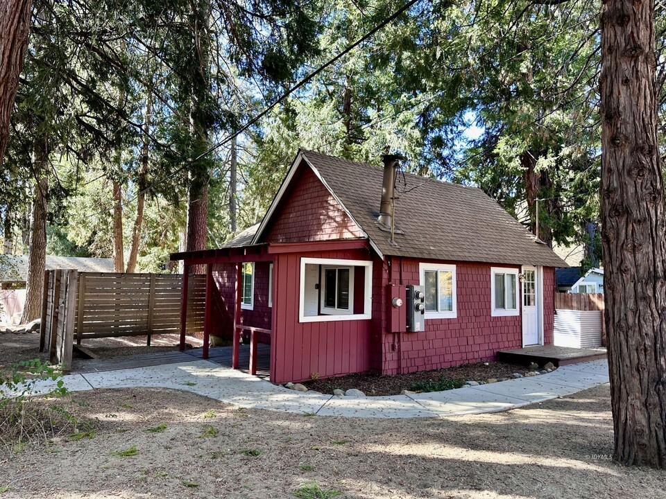 54120 Pine Crest Ave in Idyllwild, CA - Foto de edificio