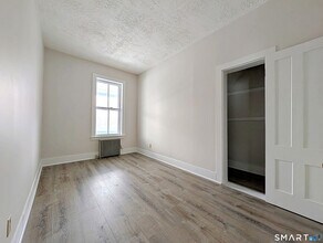 516 Main St, Unit D in New Hartford, CT - Foto de edificio - Building Photo