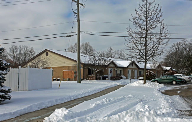 Newburgh Village in Livonia, MI - Foto de edificio - Building Photo