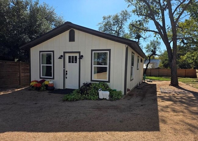 421 E Orchard St in Fredericksburg, TX - Building Photo - Building Photo