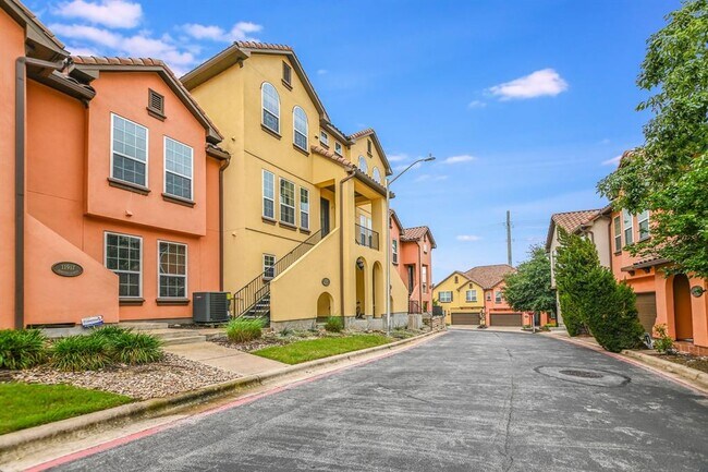 11921 Terraza Cir in Austin, TX - Building Photo - Building Photo