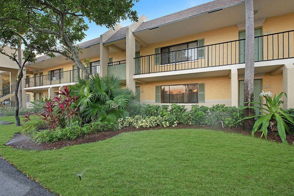 707 Meadows Cir, Unit 707 in Boynton Beach, FL - Building Photo