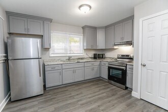 1424 E Ocean View Ave in Norfolk, VA - Building Photo - Building Photo