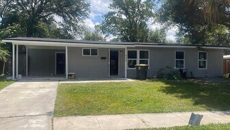2133 Hugh Edwards Dr in Jacksonville, FL - Building Photo