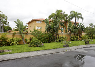 Royal Palm in Hialeah Gardens, FL - Foto de edificio - Building Photo