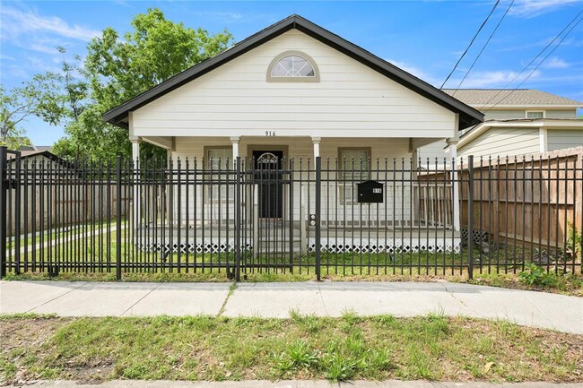 property at 916 E 35th St