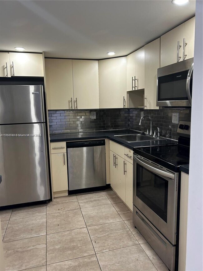 4717 NW 7th St in Miami, FL - Building Photo - Building Photo