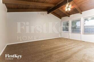 4913 Victoria Rd in Indianapolis, IN - Foto de edificio - Building Photo