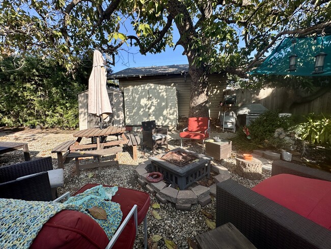 1352 N McCadden Pl in Los Angeles, CA - Foto de edificio - Building Photo