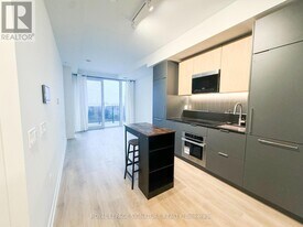 1 Fairview Rd E in Mississauga, ON - Building Photo