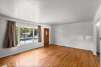 11807 SE Main St in Portland, OR - Building Photo - Building Photo