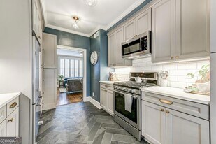 28 Collier Rd NW, Unit 11 in Atlanta, GA - Building Photo